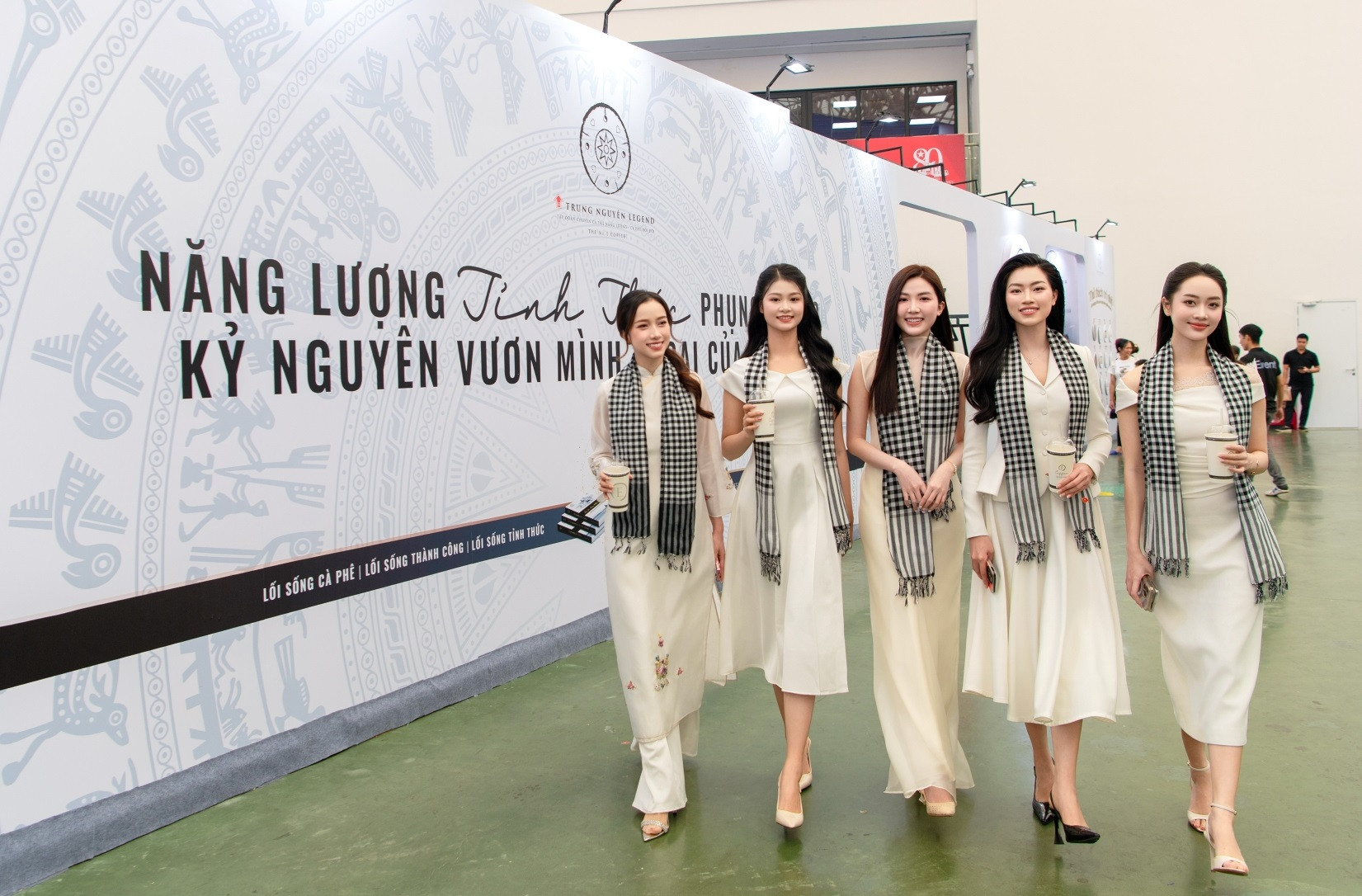 Hình 1 - Hình chủ 4