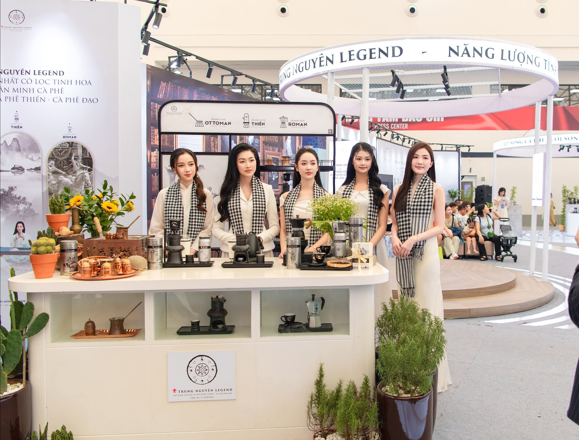 Hình 4 - Sự hiện diện của Hoa hậu Thu Thủy, Top 5 Hoa hậu Việt Nam