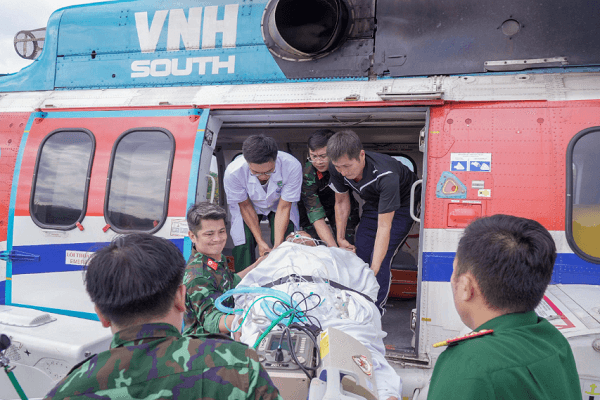 Dùng máy bay trực thăng cứu một ngư dân bám biển Trường Sa 