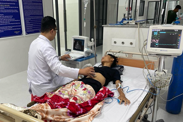 Bác sĩ Bệnh viện Bình Dân 'bay' ra Côn Đảo cứu một nam sinh bị tai nạn giao thông 