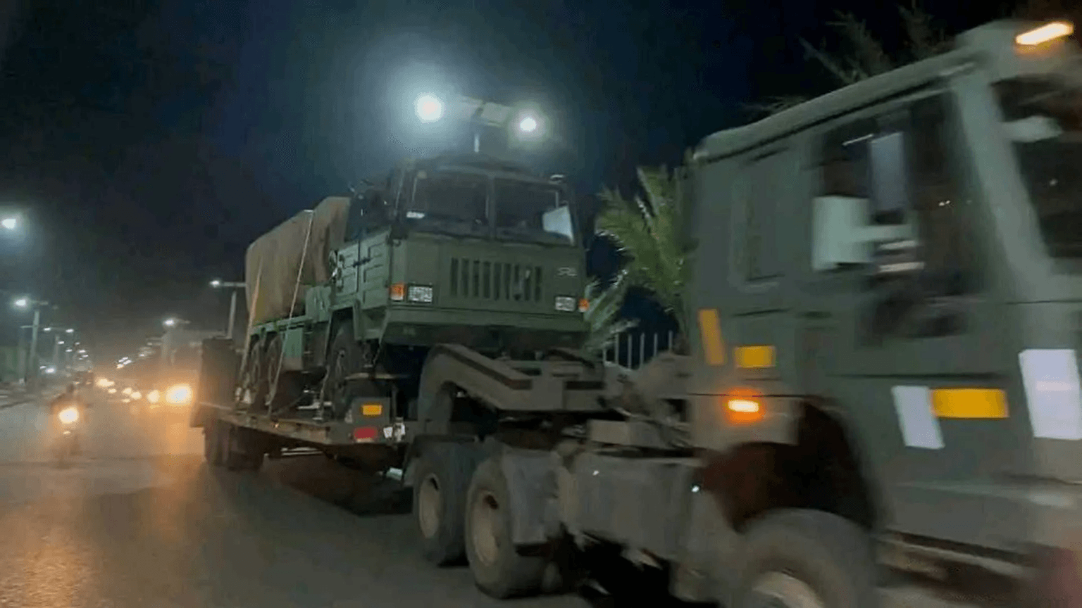 Hệ thống pháo phản lực SR-5 của Norinco được trang bị hai cụm ống phóng mô-đun, có thể triển khai cả rocket dẫn đường và không dẫn đường, tên lửa đạn đạo, tên lửa hành trình cũng như UAV - Ảnh Facebook