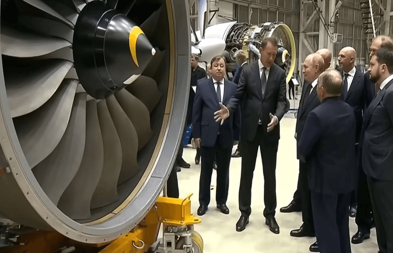 Trong chuyến thăm Nhà máy động cơ Kuznetsov ngày 5.9, Tổng thống Vladimir Putin kêu gọi ngành hàng không vũ trụ Nga đẩy nhanh phát triển động cơ tên lửa đẩy và động cơ máy bay PD-26 - Ảnh Chính phủ Nga