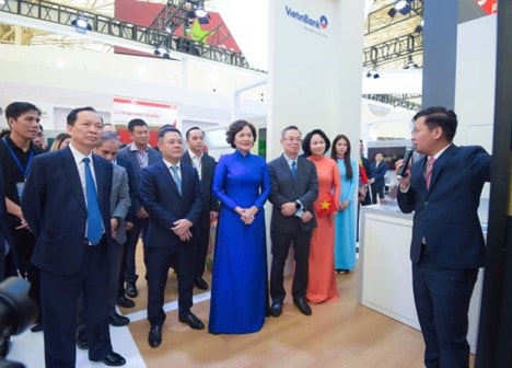 Lãnh đạo Ngân hàng Nhà nước tham quan trải nghiệm tại gian hàng VietinBank