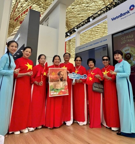 Đông đảo khách hàng tới check-in, trải nghiệm tại gian hàng VietinBank