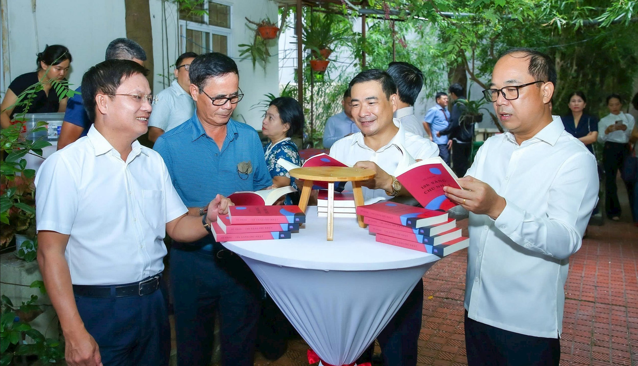 ra-mat-sach-10-h-sang-chu-nhat-4-9.jpg