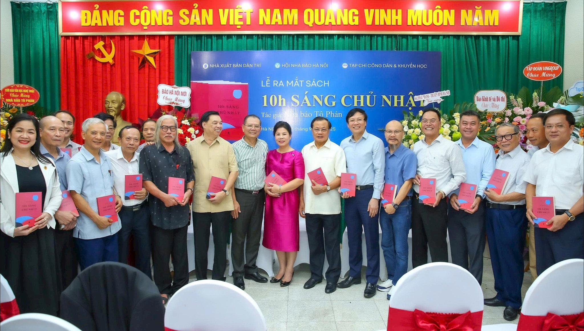 Đông đảo đồng nghiệp tới chung vui cùng nhà báo Tô Phán 