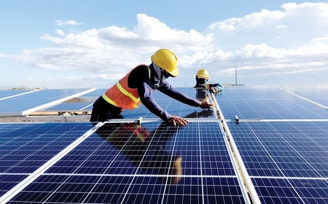 Điện mặt trời điện mặt trời đang được xem là giải pháp quan trọng trong tiến trình chuyển đổi xanh - Ảnh: Internet