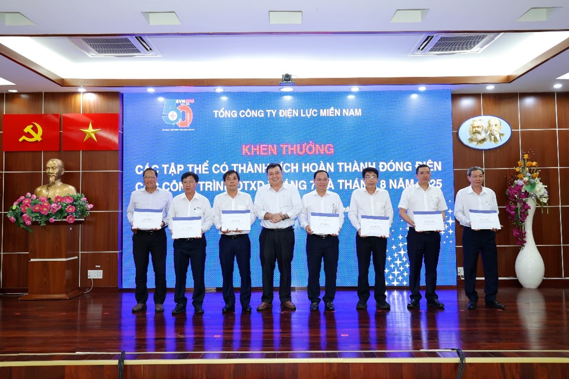 Phó Tổng giám đốc EVNSPC Đoàn Đức Hưng khen thưởng các tập thể có thành tích hoàn thành đóng điện các công trình đầu tư xây dựng tháng 7 và tháng 8/2025. 