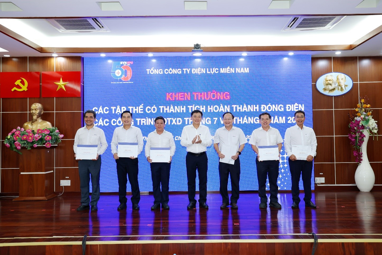 Phó Tổng giám đốc EVNSPC Đào Hoà Bình khen thưởng các tập thể có thành tích hoàn thành đóng điện các công trình đầu tư xây dựng tháng 7 và tháng 8/2025. 