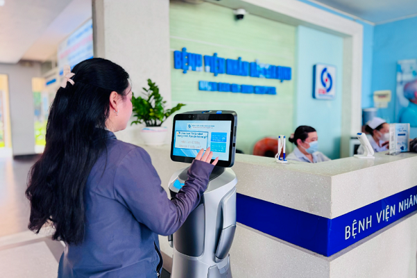 Robot hướng dẫn người bệnh khám và điều trị tại Bệnh viện Nhân dân Gia Định 