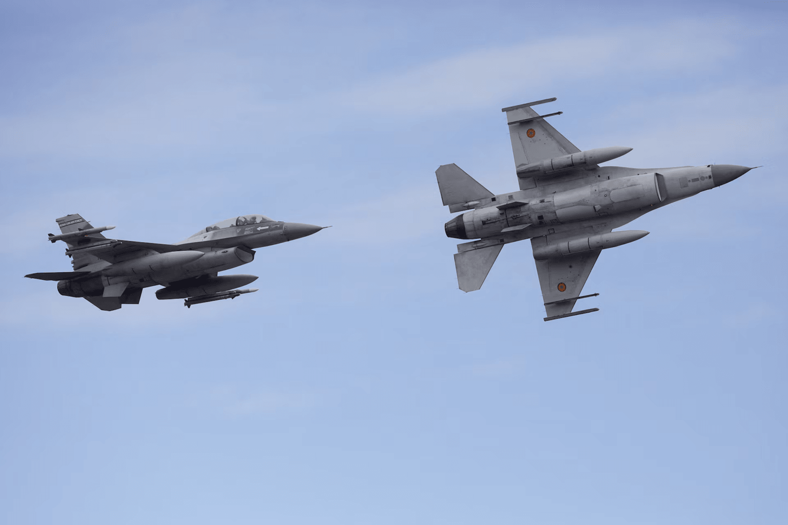 Hai tiêm kích F-16 của không quân Romania - Ảnh Reuters