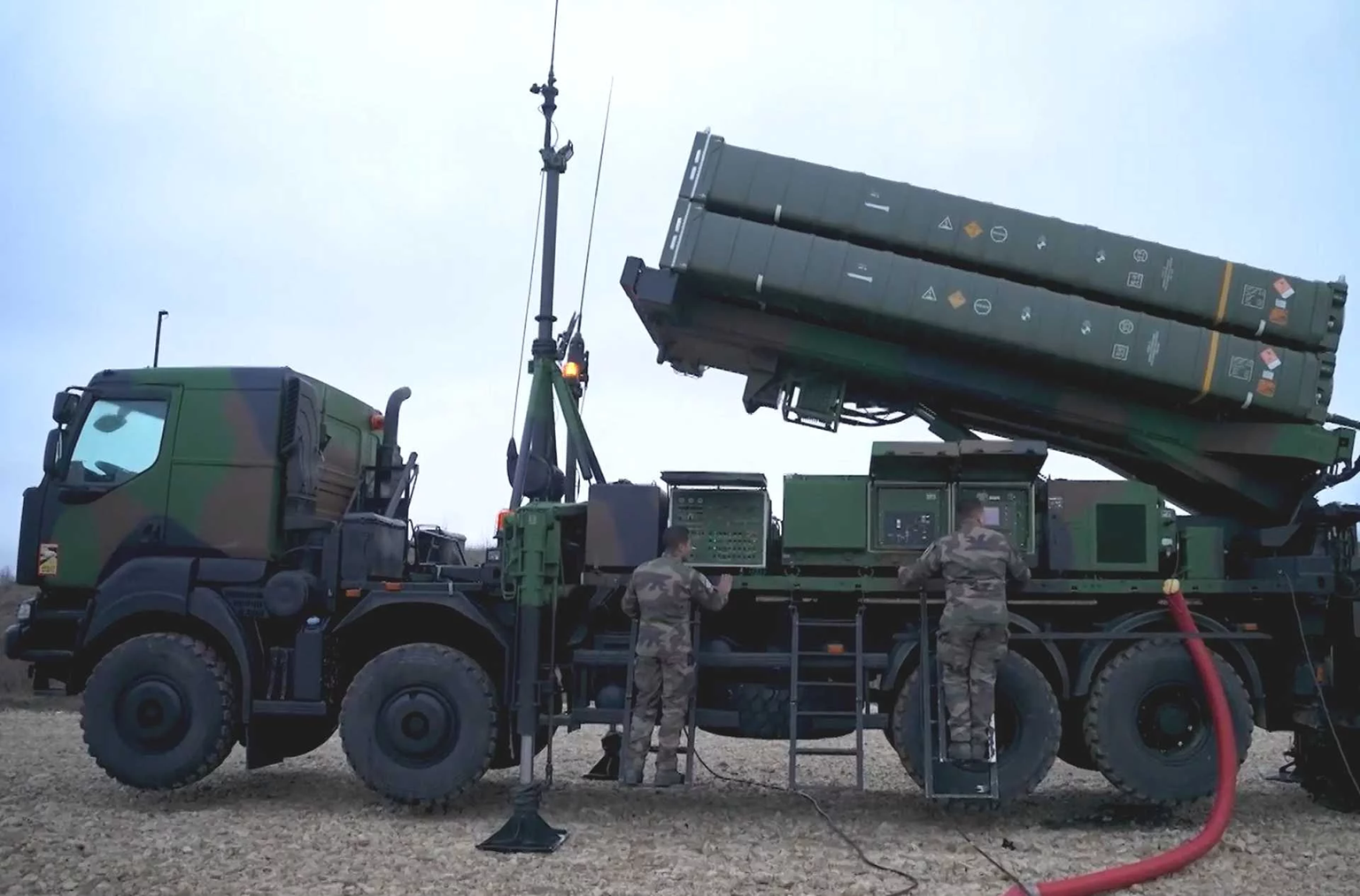 Tin vũ khí hôm nay (15.9): Tiêm kích F-16 Romania không bắn hạ được UAV Nga