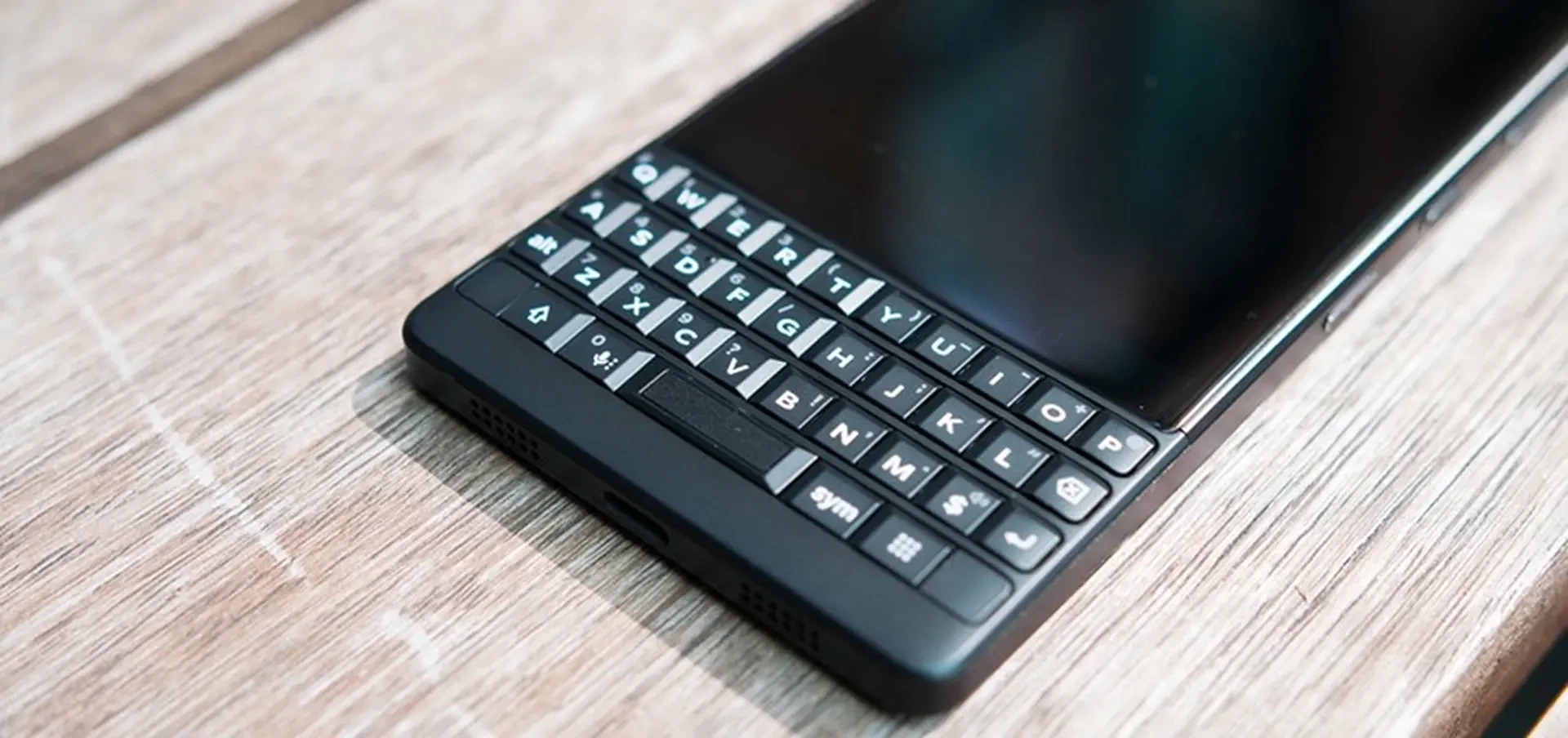 2018_6_9_636641509853984867_so-sanh-blackberry-key2-va-keyone-thiet-ke-khong-doi-nhung-manh-me-hon.webp