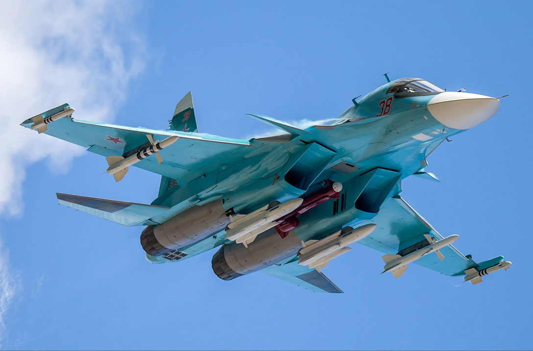 Máy bay ném bom Su-34 mang tên lửa R-27 dưới cánh, Kh-31P dưới cửa hút gió và Kh-59 dưới thân - Ảnh Open Source