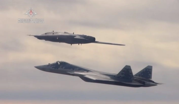 uav-s-70-okhotnik-va-tiem-kich-su-57-trong-mot-chuyen-bay-thu-nghiem.-anh-bo-quoc-phong-nga.png