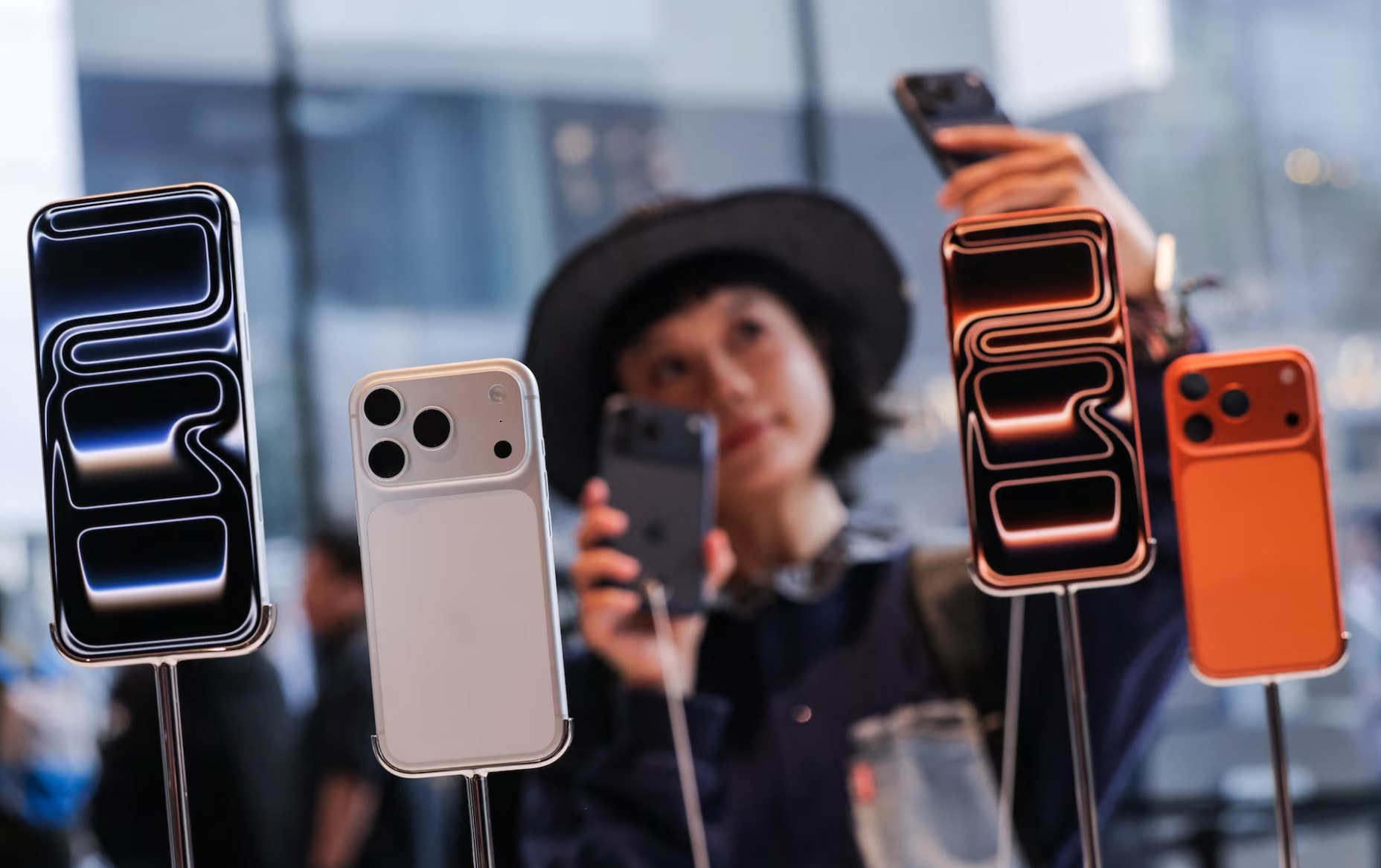 300 người chờ nhận iPhone 17 trước cửa hàng Apple ở Bắc Kinh (1)