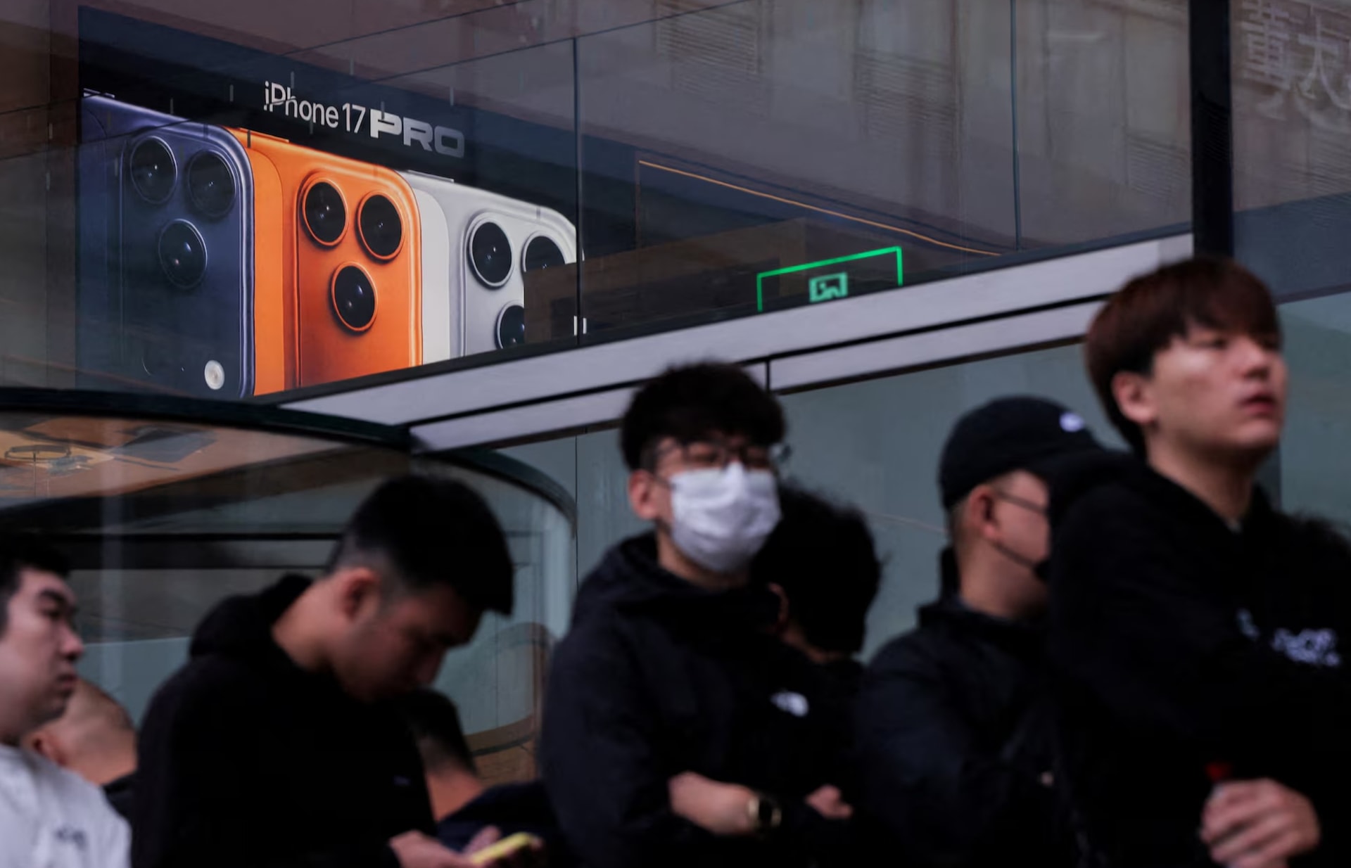 300 người chờ nhận iPhone 17 trước cửa hàng Apple ở Bắc Kinh (2)