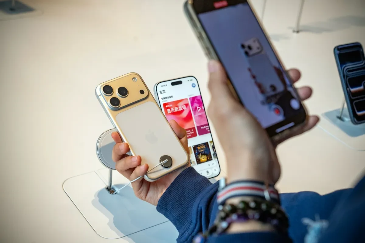 Các vết xước mặt sau iPhone 17 Pro Max khiến người Trung Quốc bức xúc
