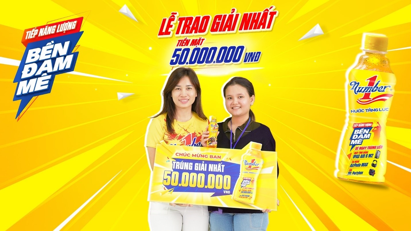 Chị Lê Thị Ngọc Trang nhận giải Nhất trị giá 50 triệu đồng tiền mặt từ đại diện nhãn hàng nước tăng lực Number 1.