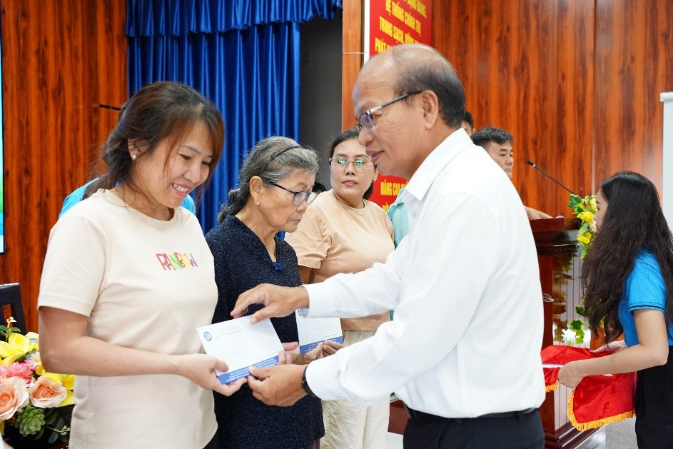 Công ty Cổ phần cấp nước Tân Hòa phối hợp phường Tân Sơn tổ chức chương trình tuyên truyền người dân hạn chế khai thác và sử dụng nước ngầm kết hợp truyền thông các dịch vụ cấp nước năm 2025. Công ty tuyên truyền tầm quan trọng của nước sạch, hạn chế khai thác nước ngầm; vận động người dân trám lấp giếng khoan, giảm hóa đơn có chỉ số tiêu thụ 0-4m3, các dịch vụ cấp nước của SAWACO và các thông tin, kỹ năng phòng ngừa lừa đảo và Hướng dẫn cài đặt app CSKH SAWACO, tuyên truyền các kênh thanh toán, thu hộ của Công ty, vận động 20 hộ dân ký cam kết chuyển đổi sử dụng nước giếng sang nước máy, Trao tặng 20 phần quà nhu yếu phẩm cho 20 hộ dân tại địa phương