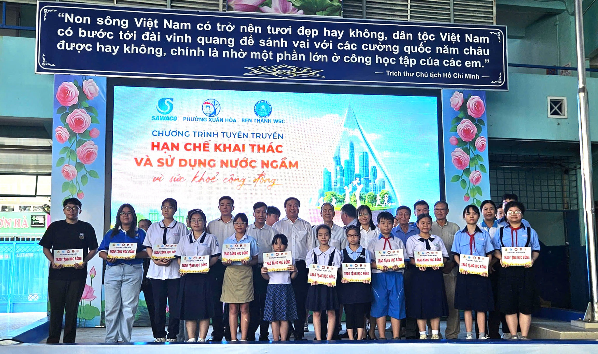 Công ty Cổ phần Cấp nước Bến Thành trao 30 phần quà cho học sinh giỏi vượt khó
