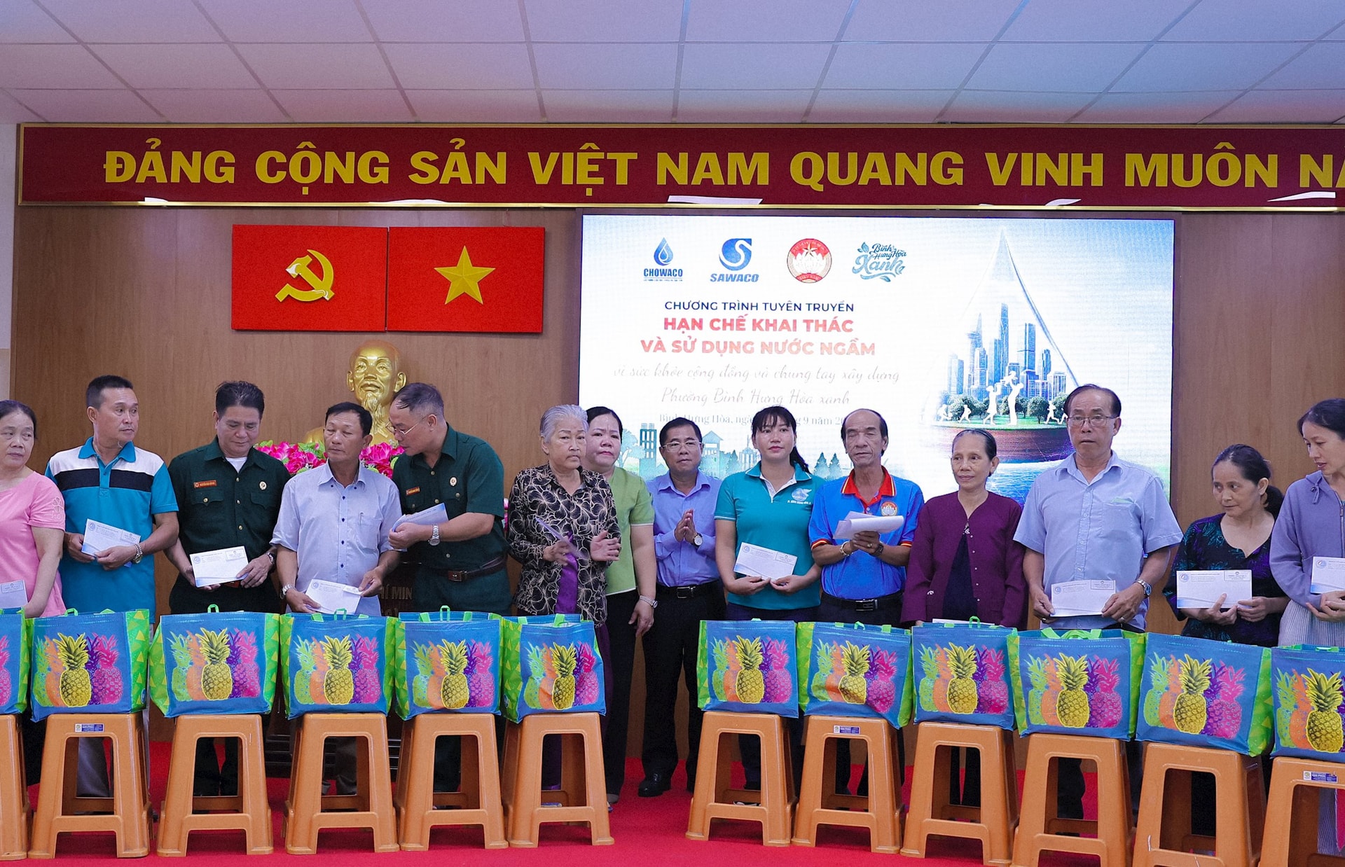 Công ty Cổ phần Cấp nước Chợ Lớn tổ chức “Chương trình tuyên truyền hạn chế khai thác và sử dụng nước ngầm vì sức khỏe cộng đồng và chung tay xây dựng phường Bình Hưng Hòa xanh”. Trao 60 phần quà nhu yếu phẩm cho 60 hộ gia đình khó khăn và Trao 140 phần quà cho ban công tác hỗ trợ tuyên truyền tại địa phương