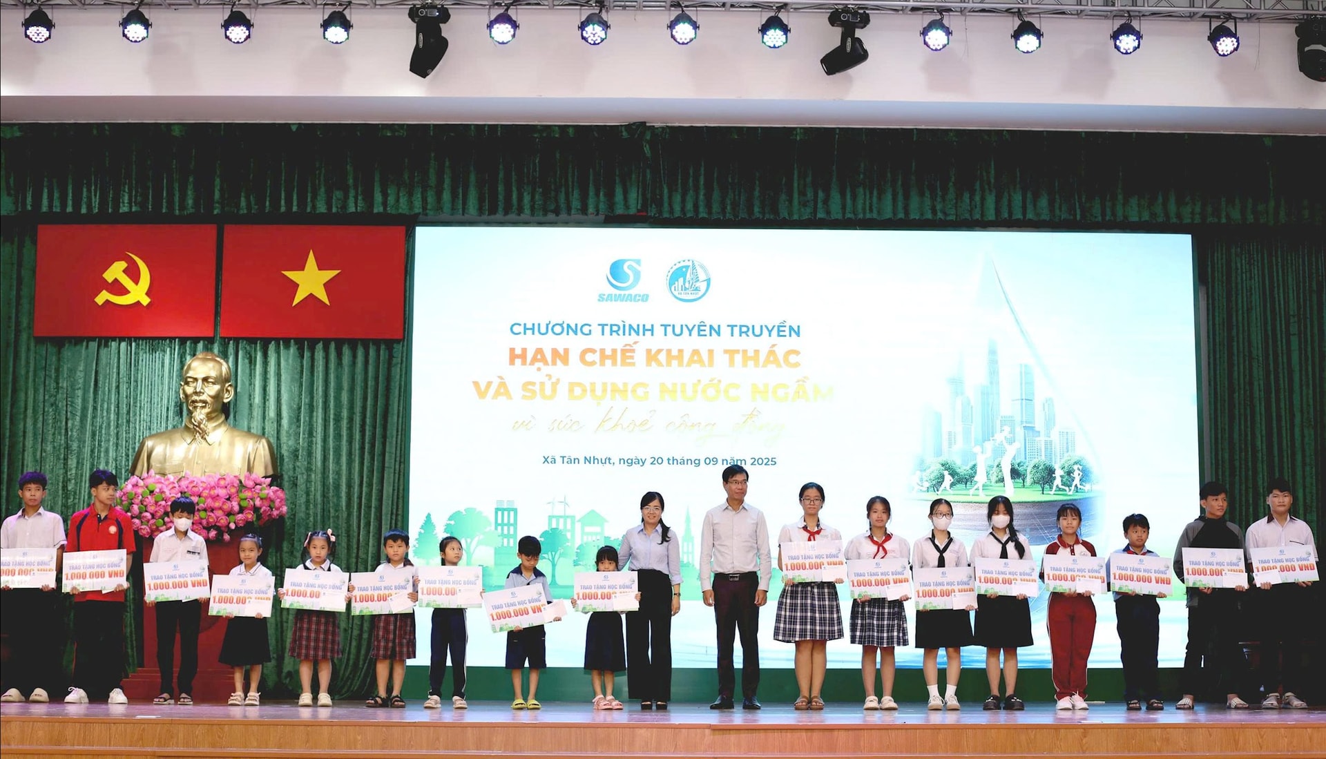 Trao 20 suất học bổng cho học sinh vượt khó học giỏi