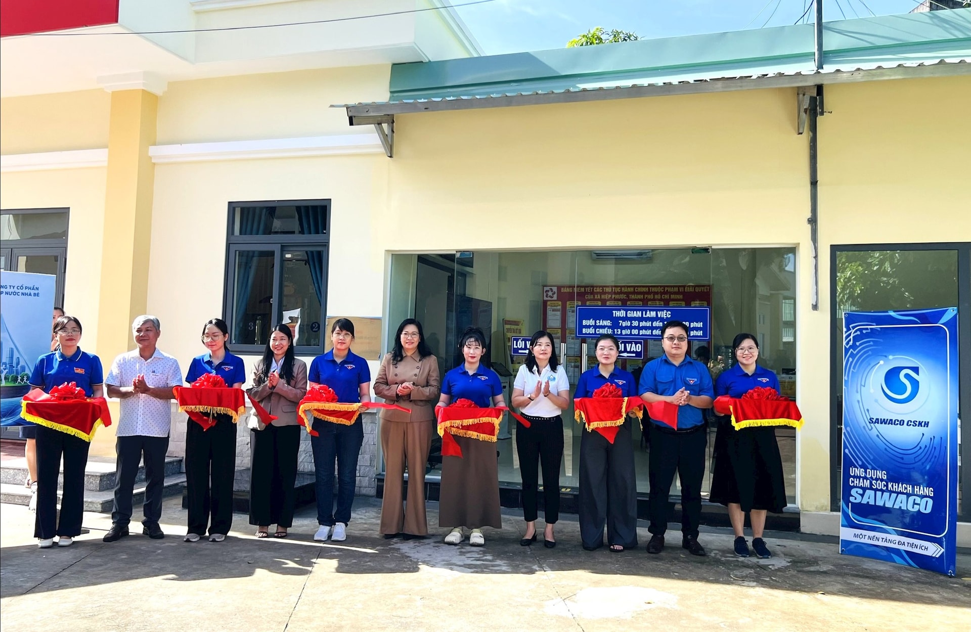 Công ty Cổ phần Cấp nước Nhà Bè lắp đặt 02 trụ nước uống công cộng tại UBND Xóm Chiếu, Tân Hưng. Đồng thời ra quân tư vấn trực tiếp tại nhà khách hàng: Hướng dẫn khách hàng cài đặt và sử dụng App CSKH SAWACO; Hỗ trợ cập nhật thông tin định danh, cấp định mức nước; Giải đáp thắc mắc về dịch vụ cấp nước, tiếp nhận phản ánh, khảo sát sự hài lòng…