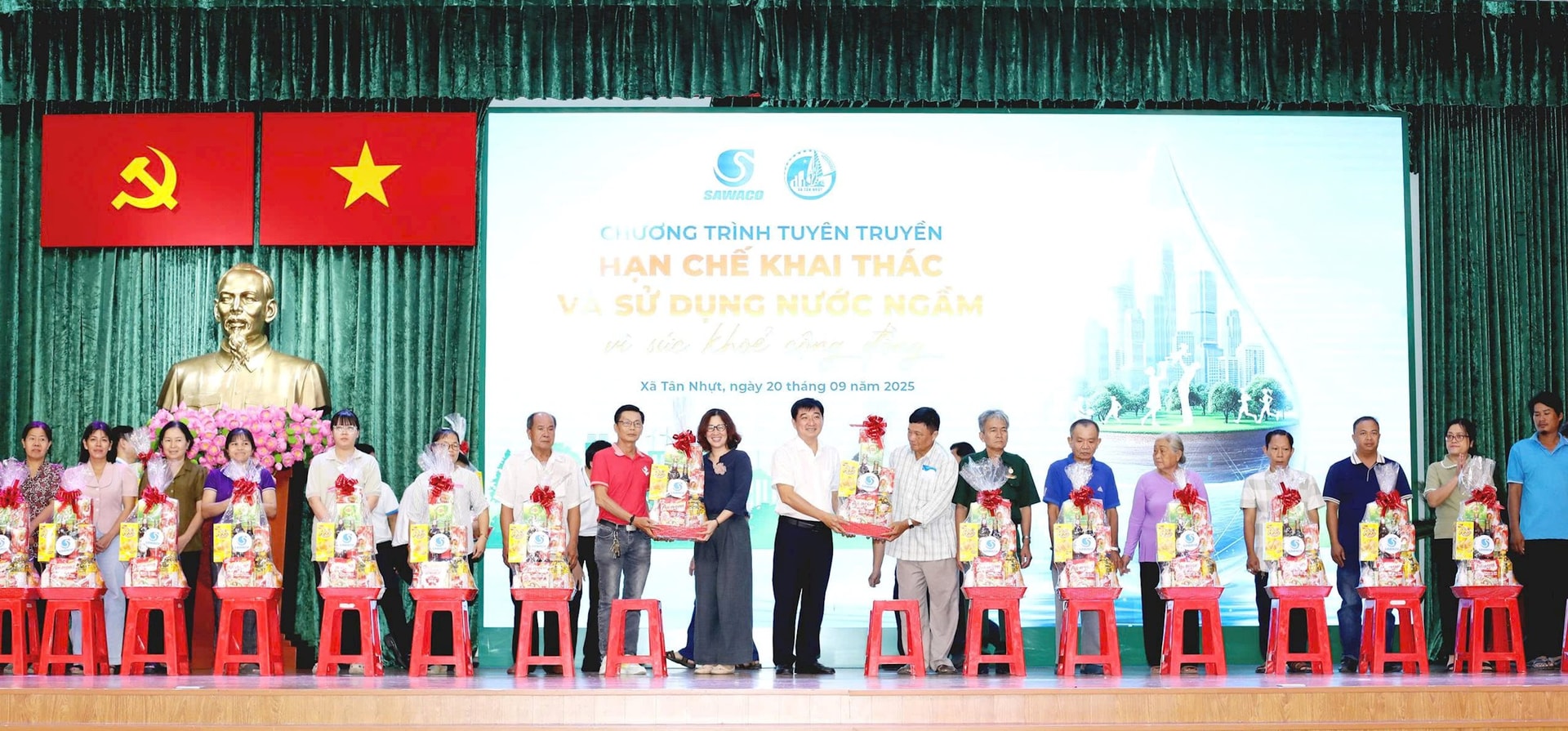 Trao quà an sinh xã hội cho quý bà con