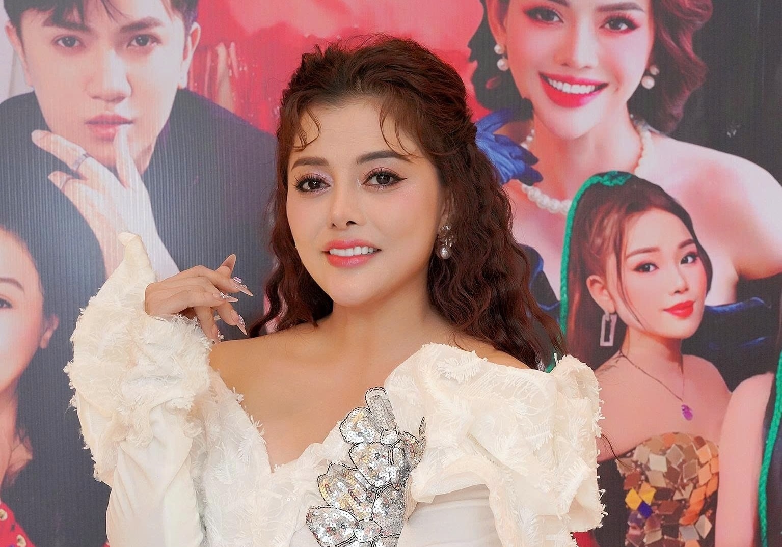 Ca sĩ Hồng Quyên 'sang ngang' với giấc mộng phù hoa 
