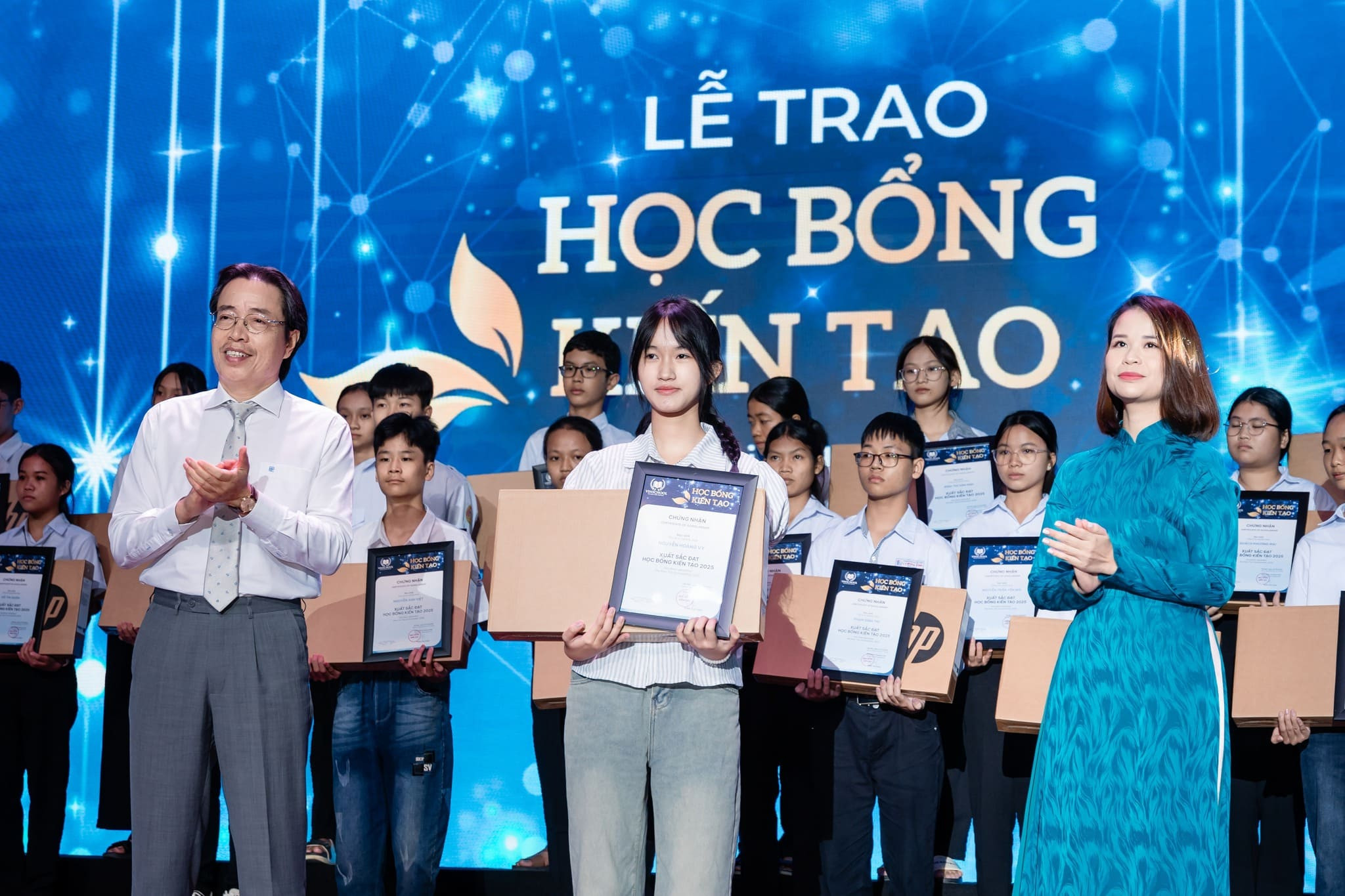 Được khởi xướng từ năm 2020, Học bổng kiến tạo đã tìm ra 168 gương mặt xuất sắc; trao tặng 168 máy tính và gần 15 tỷ đồng hỗ trợ. Năm 2025, chương trình tiếp tục trao tặng 30 suất học bổng cho các em học sinh nghèo học giỏi tại nhiều tỉnh/thành trên cả nước