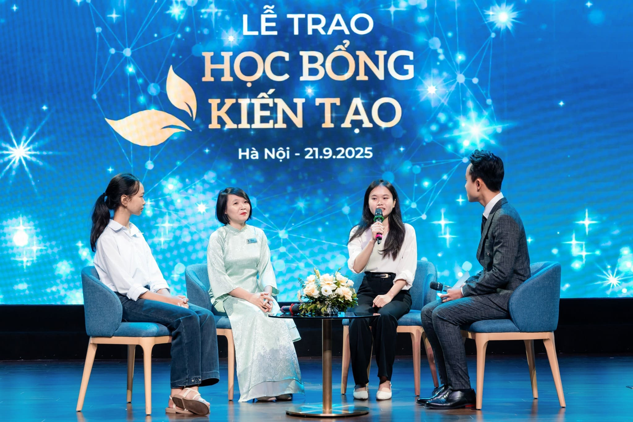 Các học sinh Học bổng kiến tạo và giáo viên gặp gỡ và chia sẻ nhiều câu chuyện ý nghĩa, nhìn lại hành trình 5 năm của chương trình