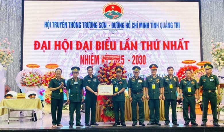Công ty phần An Sinh Phú Quốc trao tặng cho Hội Truyền thống Trường Sơn – Đường Hồ Chí Minh tỉnh Quảng Trị số tiền 150 triệu đồng để xây 3 nhà tình nghĩa đồng đội