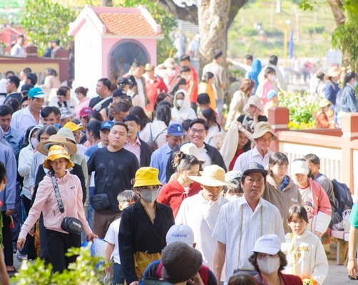 9 núi cấm