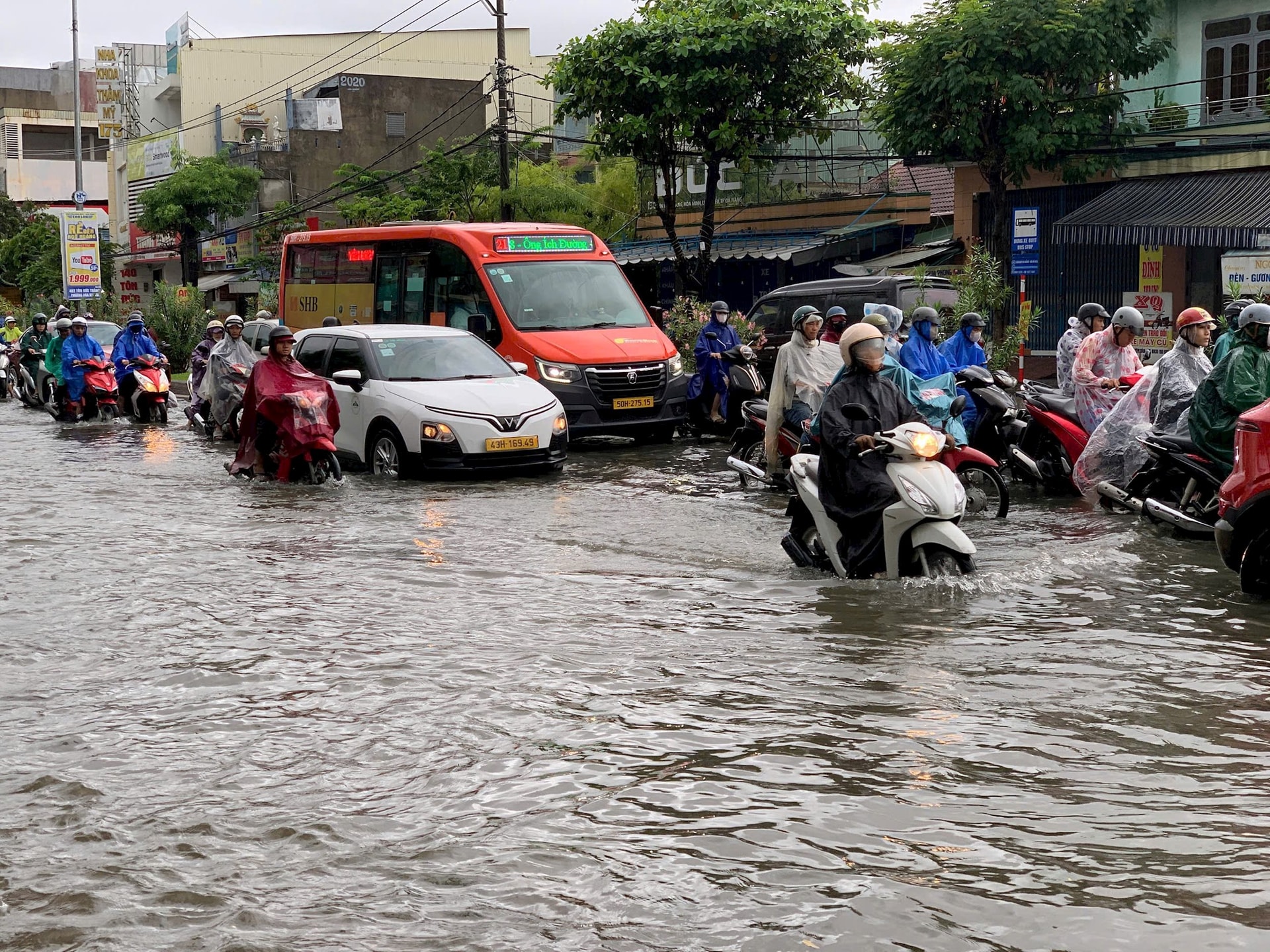 Hàng loạt tuyến đường Đà Nẵng thành sông do bão số 10