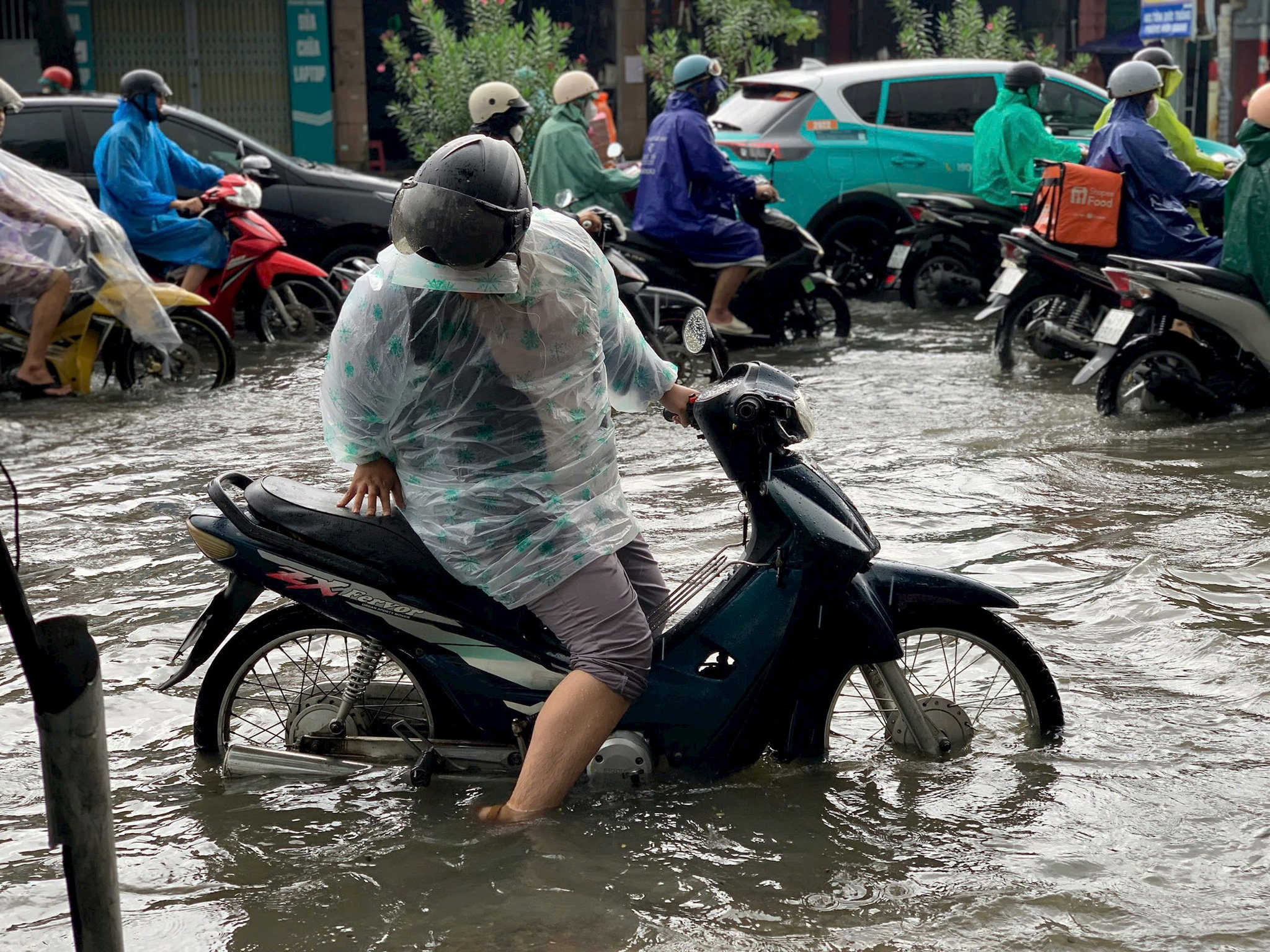 Cơn mưa đã khiến nhiều tuyến đường huyết mạch ở khu vực trung tâm thành phố chìm trong nước, gây ra tình trạng ngập lụt cục bộ nghiêm trọng, làm gián đoạn đáng kể việc đi lại của người dân.