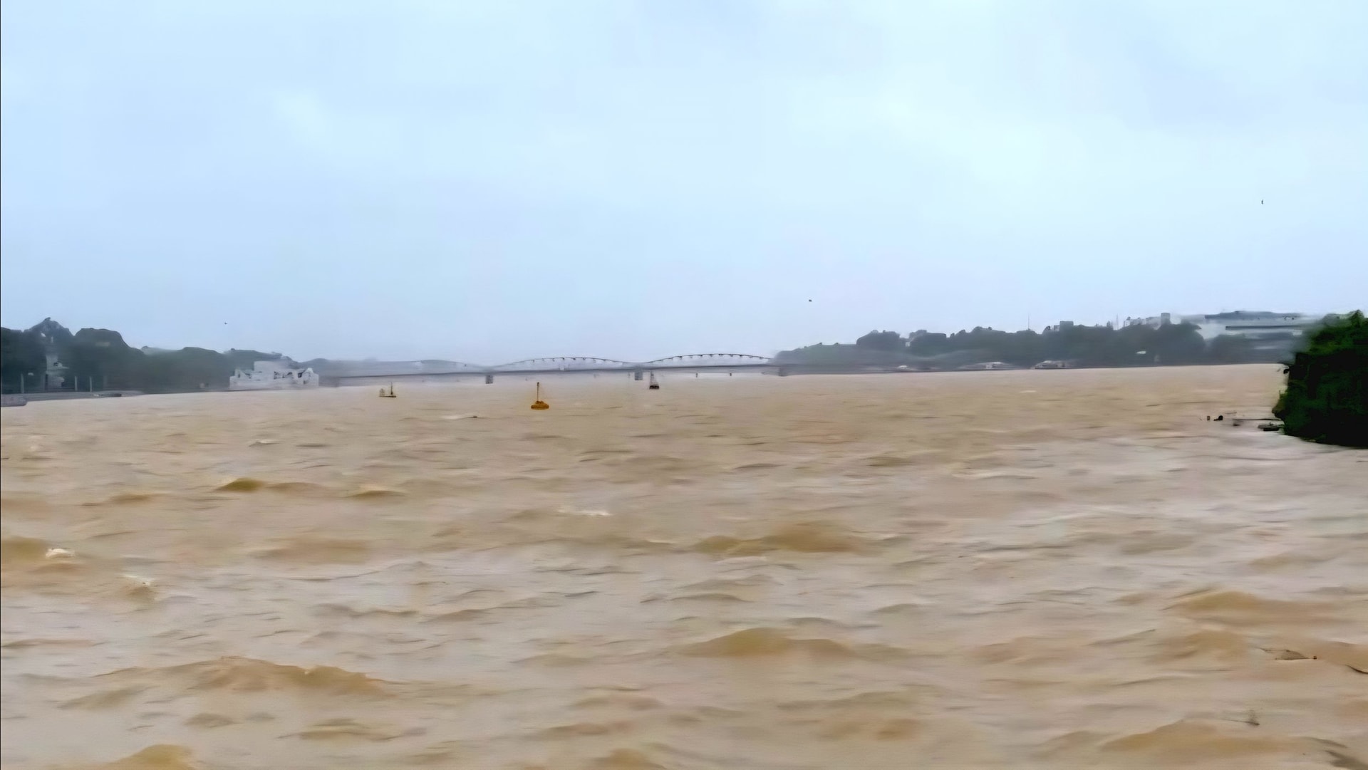 Mực nước trên sông Hương tăng nhanh