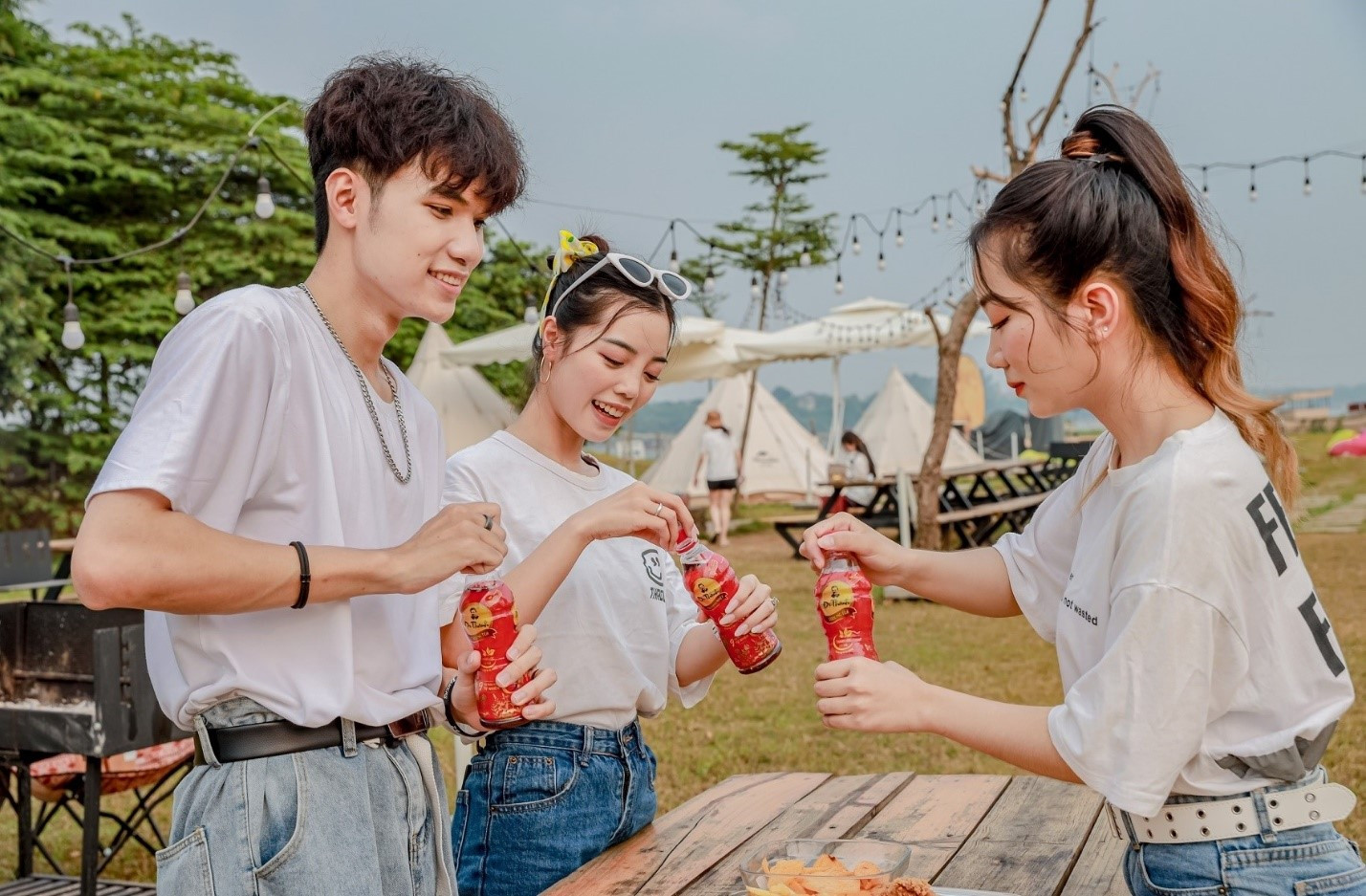 Được chiết xuất từ 9 loại thảo mộc tự nhiên với tiêu chuẩn 3 không, Trà Thanh Nhiệt Dr Thanh đang là lựa chọn yêu thích của người trẻ giúp thanh lọc cơ thể để mỗi ngày là một ngày tươi mát.