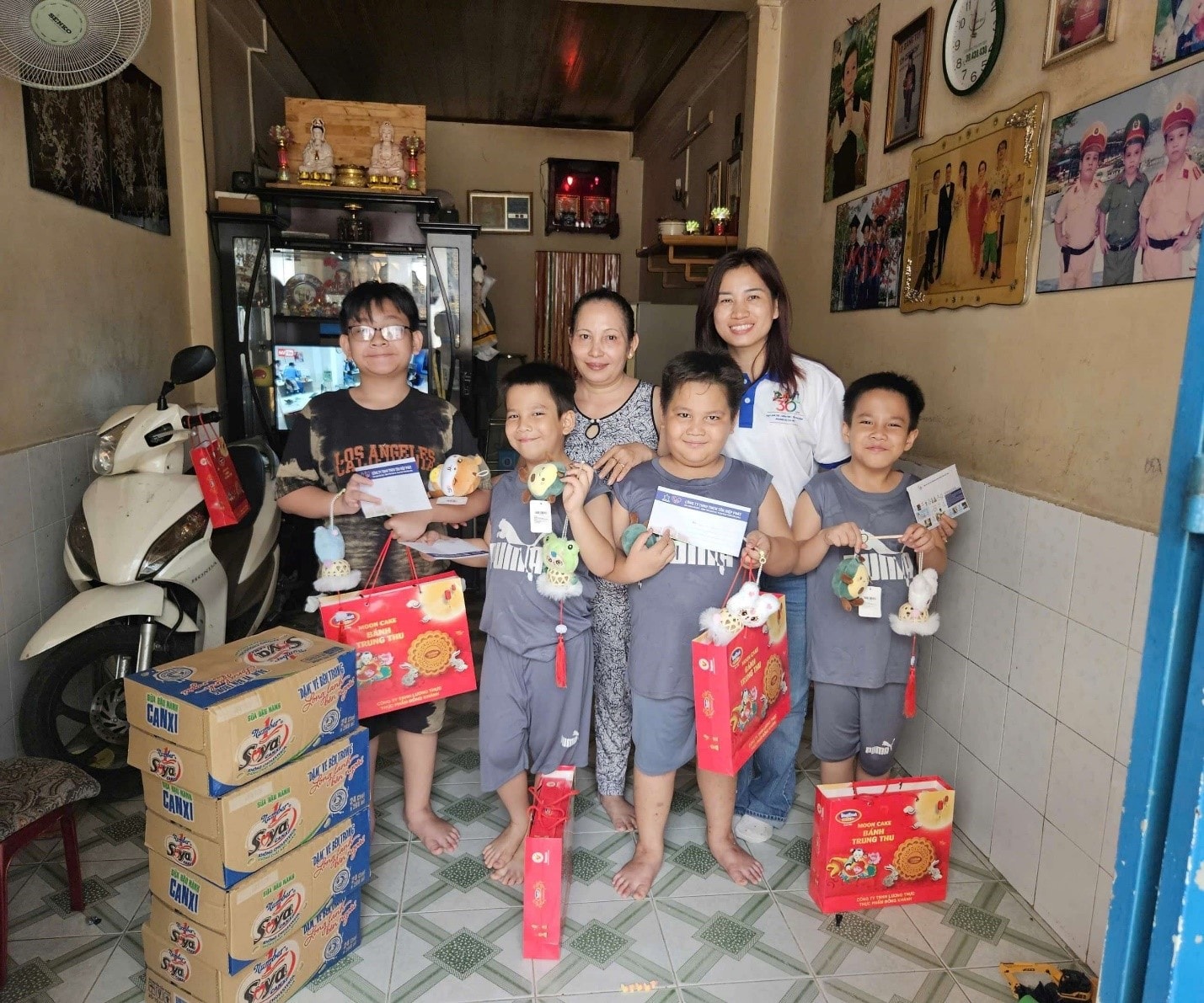 Những món quà ý nghĩa của Công ty Tân Hiệp Phát tiếp thêm niềm vui, đem đến cho các em nhỏ không may mắn một mùa Tết trung thu ý nghĩa.