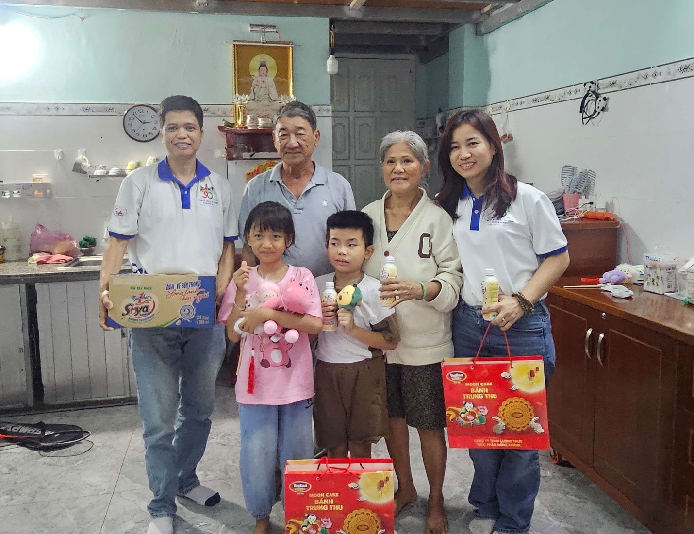Đại diện Công ty Tân Hiệp Phát đến thăm, tặng quà cho các cháu ngoại của ông Hàng Hữu Nghĩa ở phường Phú Lâm (Q.6 trước đây), TP.HCM
