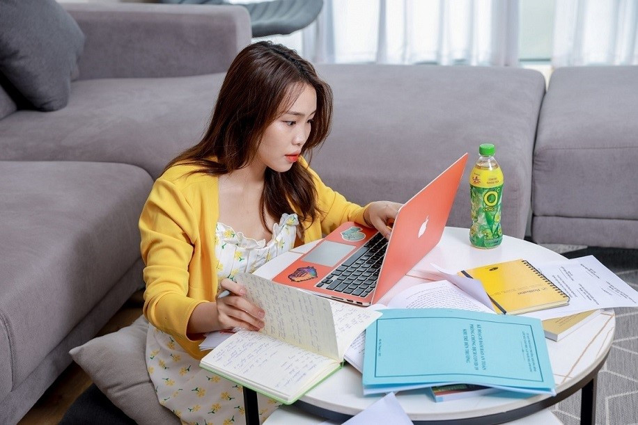 Môi trường học đề cao tính chủ động, deadline bài tập, làm việc nhóm khi chưa thân thiết ở môi trường đại học cũng khiến nhiều tân sinh viên lo lắng, căng thẳng