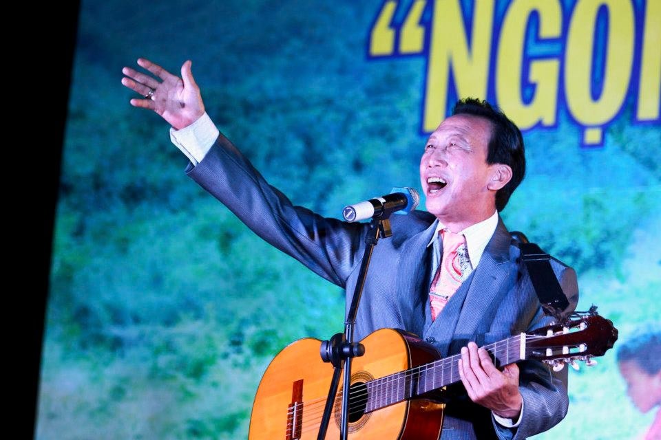 Nhạc sĩ Thế Hiển trong một chương trình nghệ thuật