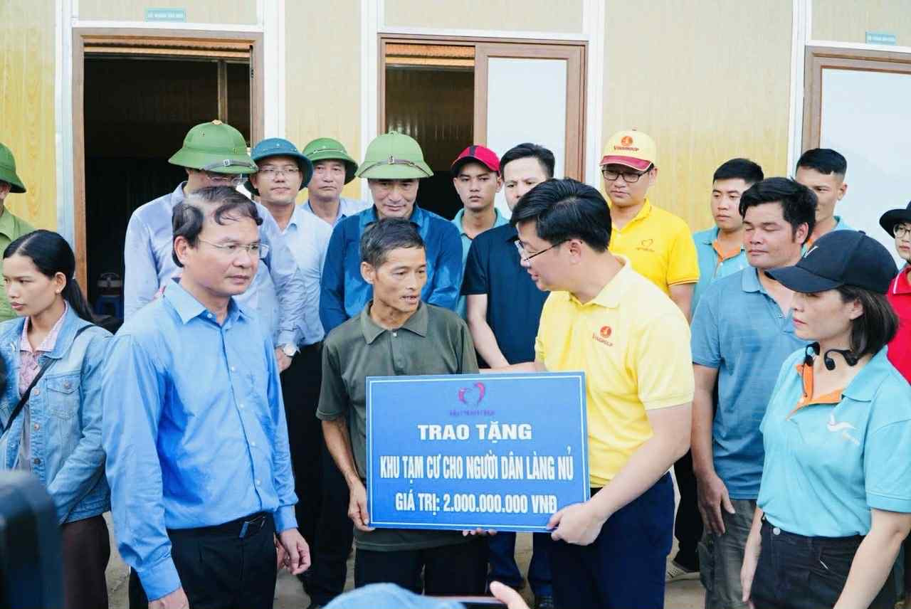 Đại diện Quỹ Thiện Tâm trao tặng hỗ trợ xây dựng khu tạm cư cho người dân Làng Lũ sau bão Yagi.