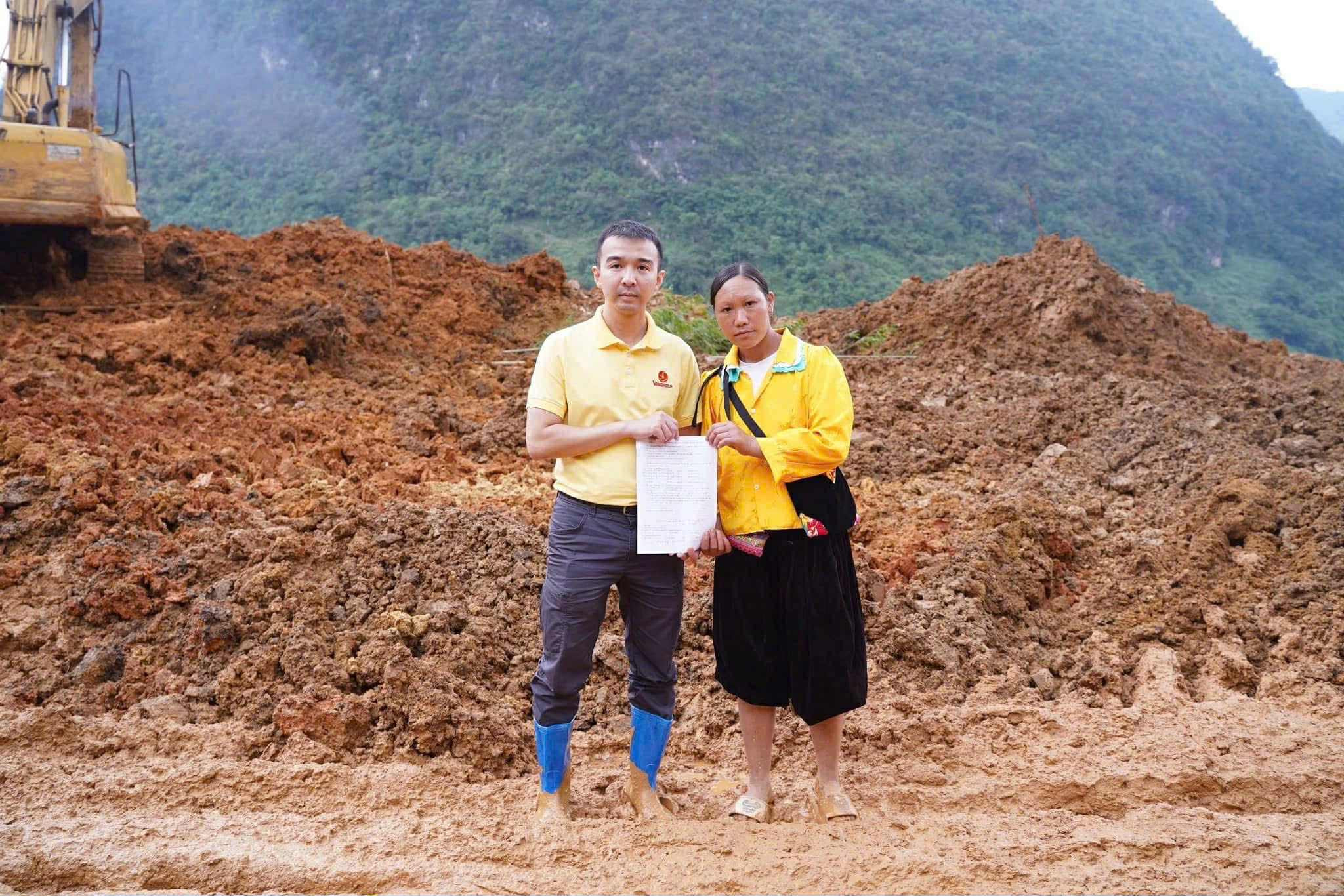Đại diện Quỹ Thiện Tâm đồng hành cứu trợ đồng bào sau bão Yagi