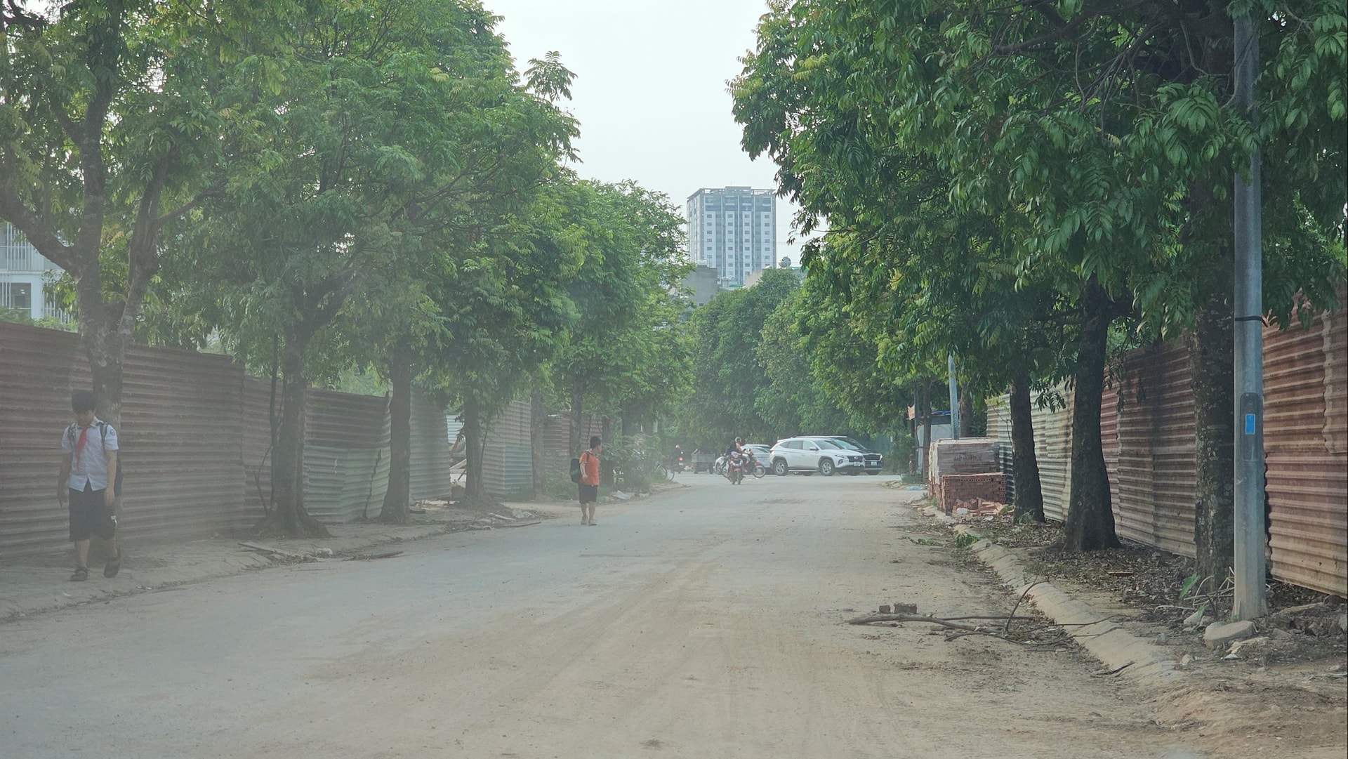 Học sinh tan trường về nhà luôn hứng chịu bụi bẩn mịt mù, ảnh hưởng nghiêm trọng tới sức khoẻ