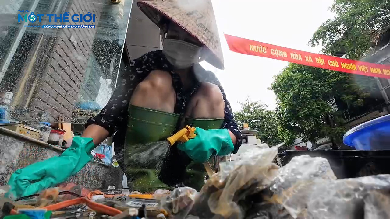 Người dân Lào Cai oằn mình dọn bùn sau lũ 