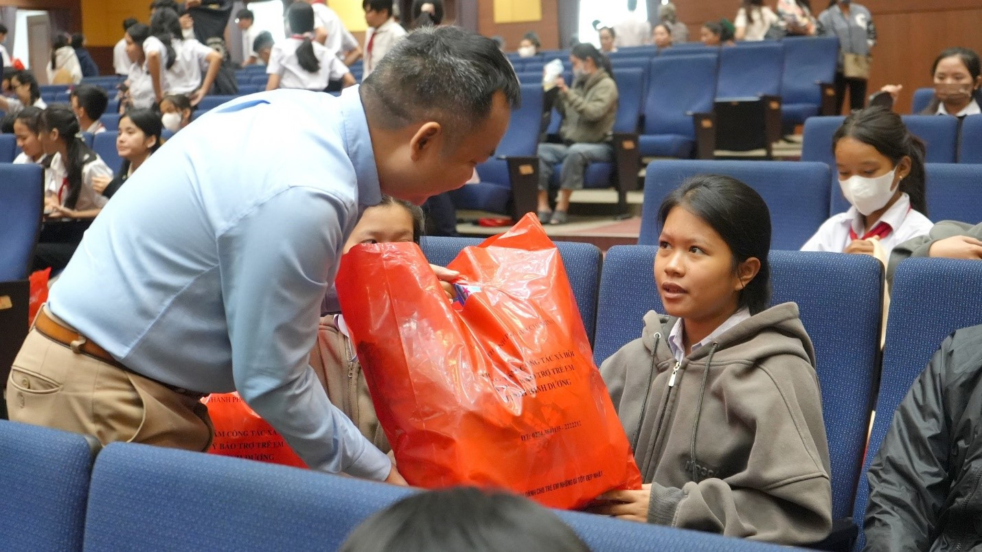 Công ty Tân Hiệp Phát trao tặng hàng ngàn phần quà trung thu cho các em thiếu nhi có hoàn cảnh khó khăn tại khu vực Bình Dương (nay là TP.HCM).