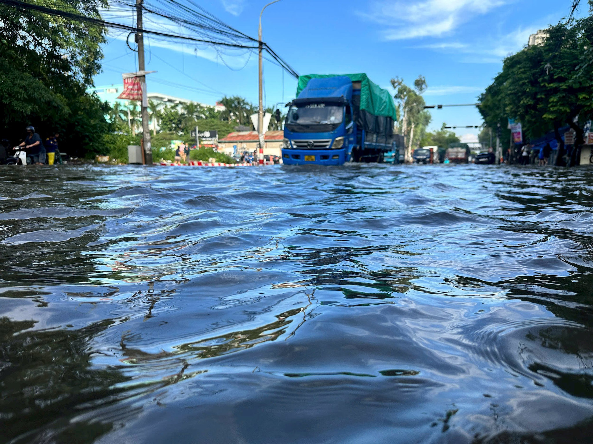 Trận mưa đêm 29 và ngày 30.9 đã khiến giao thông Hà Nội trở nên 