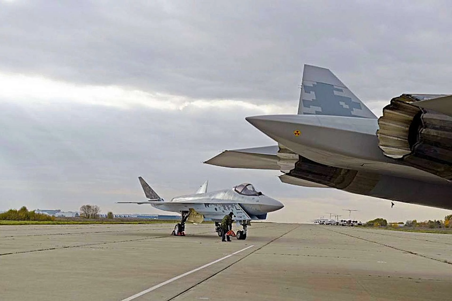 Tin vũ khí hôm nay: Tiêm kích tàng hình Nga Su-75 lộ diện cùng Su-57 