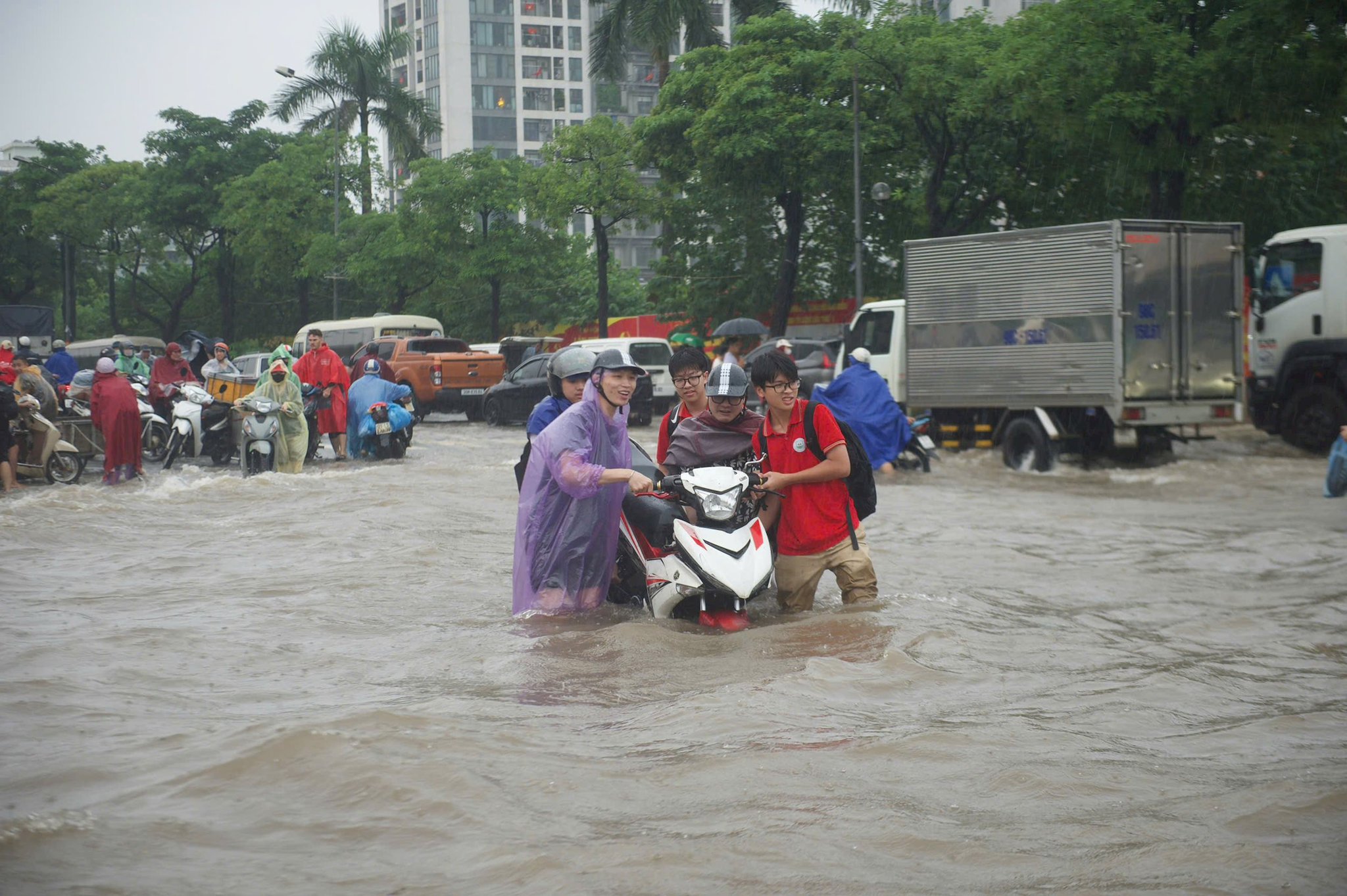 Hễ mưa lớn, Hà Nội lại trở thành tâm điểm dư luận với chủ đề dai dẳng và đầy day dứt: BAO GIỜ HÀ NỘI HẾT CẢNH NGẬP SÂU KÉO DÀI?
